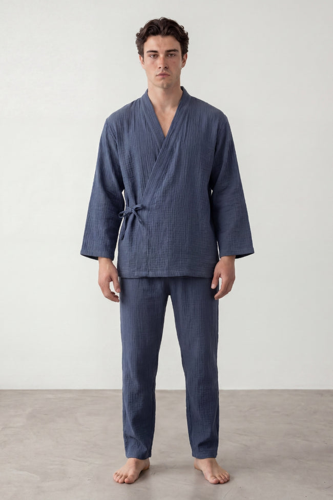 Pyjama coton kimono bleu homme, veste croisée à ceinture et pantalon assorti, vue de face