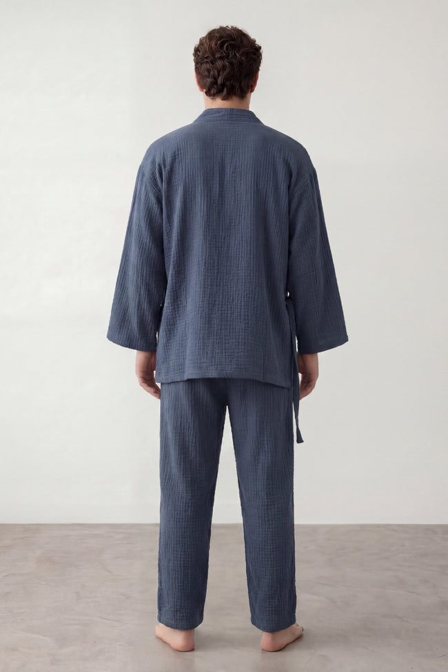 Pyjama coton kimono bleu homme, veste croisée à ceinture et pantalon assorti, vue de face, vue 2