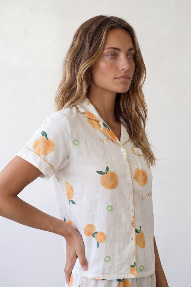 Pyjama coton orange femme, chemise manches courtes à motif oranges et pantalon assorti, vue de face