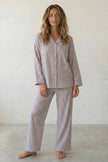 Pyjama coton rayé gris femme, chemise manches longues à rayures et pantalon assorti, vue de face
