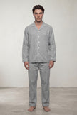 Pyjama coton rayé gris homme, chemise manches longues à fines rayures et pantalon assorti, vue de face