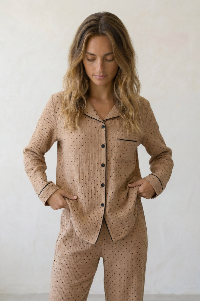 Pyjama coton taupe femme, chemise manches longues à motif et pantalon assorti, vue de face