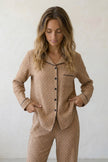 Pyjama coton taupe femme, chemise manches longues à motif et pantalon assorti, vue de face