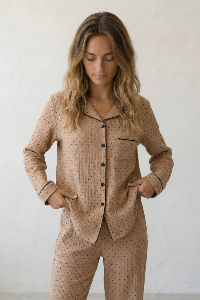 Pyjama coton taupe femme, chemise manches longues à motif et pantalon assorti, vue de face