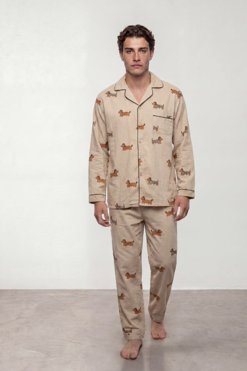 Pyjama coton teckel homme beige, chemise manches longues à motif teckels et pantalon assorti, vue de face