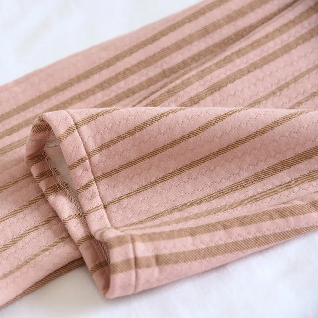 Pyjama couple rayé, ensemble assorti homme et femme (rose et gris foncé) doux et chaud pour cocooner à deux en hiver