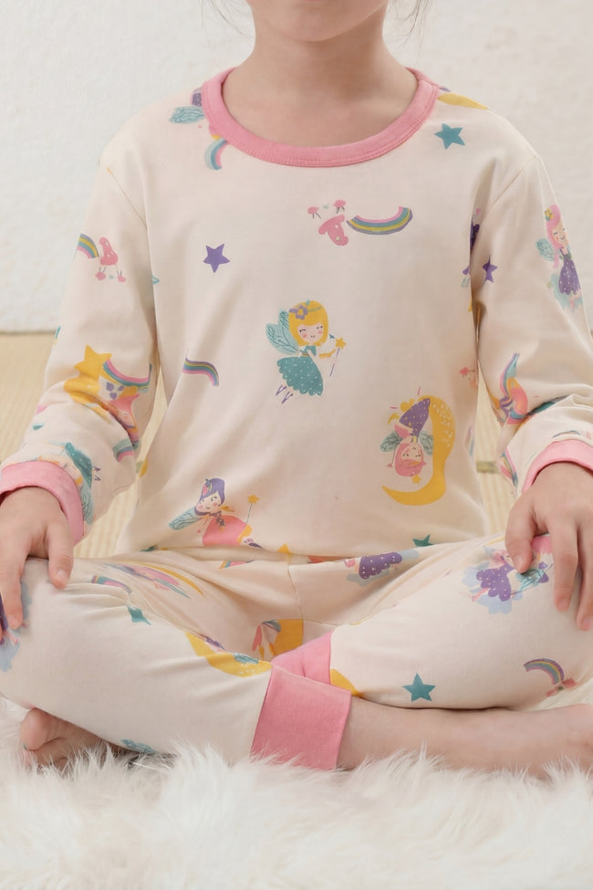 Pyjama fée fille écru, haut à manches longues à motif fées et arcs-en-ciel et pantalon assorti, vue de face