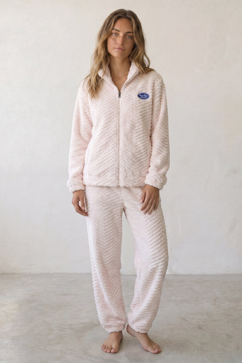 Pyjama femme hiver en pilou écru rosé, veste zippée col chemise à écusson et pantalon assorti, vue de face