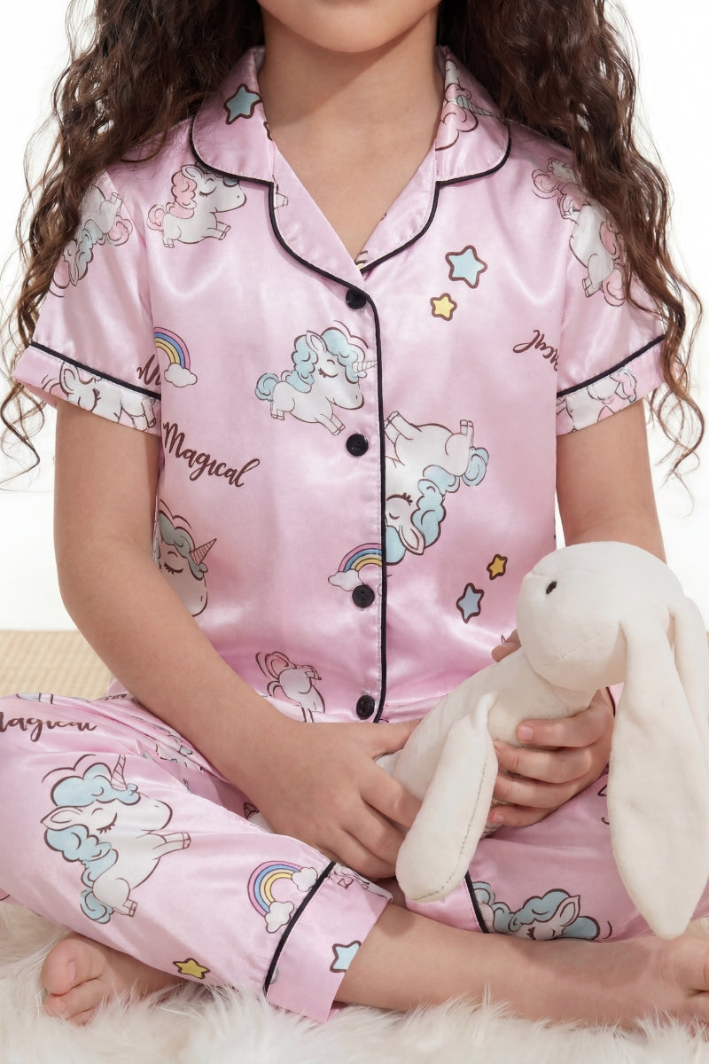 Pyjama kawaii fille mauve lilas lustré, chemise boutonnée à imprimé licornes et bas assorti, vue de face