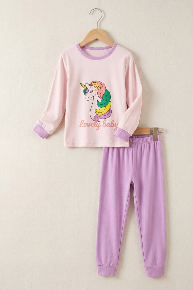 Pyjama licorne fille, ensemble haut et pantalon présenté sur cintre