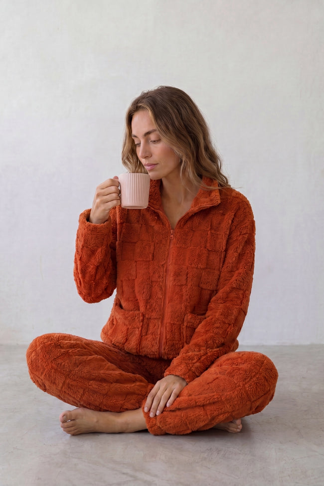 Pyjama pilou pilou brique femme, veste zippée gaufrée en damier col chemise et pantalon assorti, vue de face
