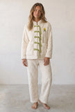 Pyjama pilou pilou câlin femme crème, veste gaufrée à brandebourgs verts et pantalon assorti, vue de face