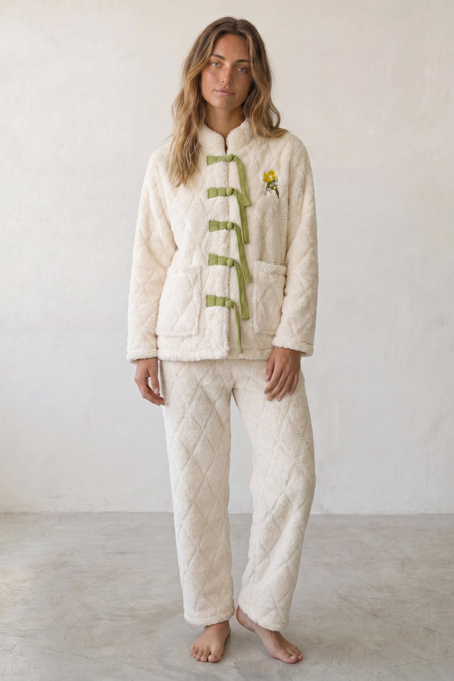 Pyjama pilou pilou câlin femme crème, veste gaufrée à brandebourgs verts et pantalon assorti, vue de face