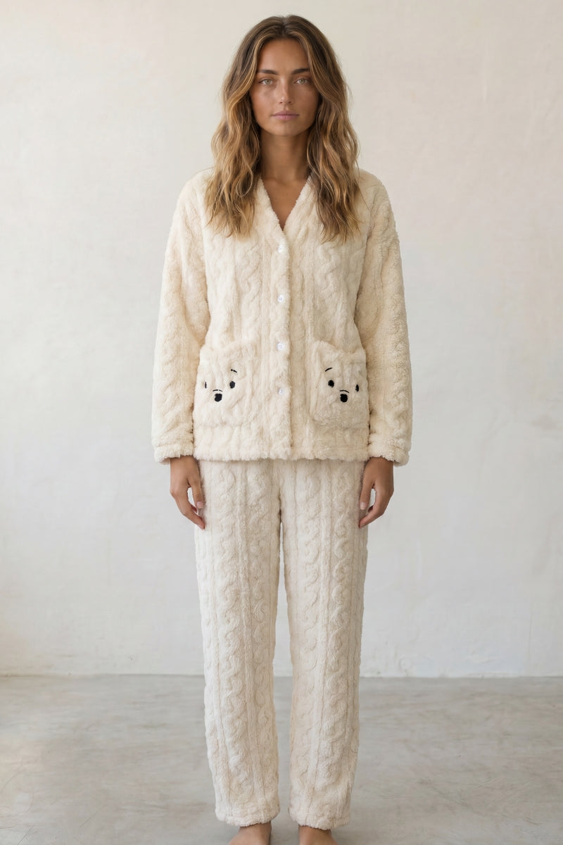 Pyjama pilou pilou cocon femme crème, veste gaufrée boutonnée à ourson brodé et pantalon assorti, vue de face