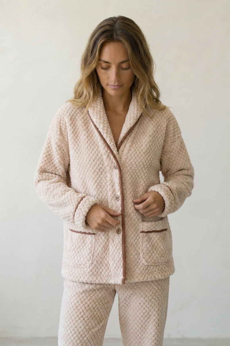 Pyjama pilou pilou cocooning femme beige, veste boutonnée col châle liseré marron et pantalon assorti, vue de face