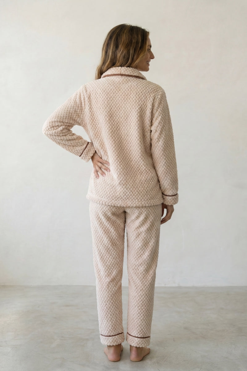 Pyjama pilou pilou cocooning femme beige en maille gaufrée, vue de dos