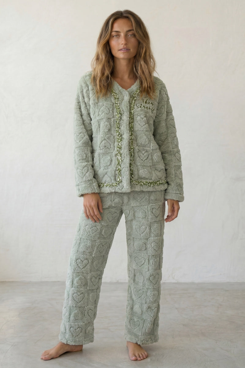 Pyjama pilou pilou cœurs femme vert sauge, veste boutonnée col chemise liseré crème et pantalon assorti, vue de face