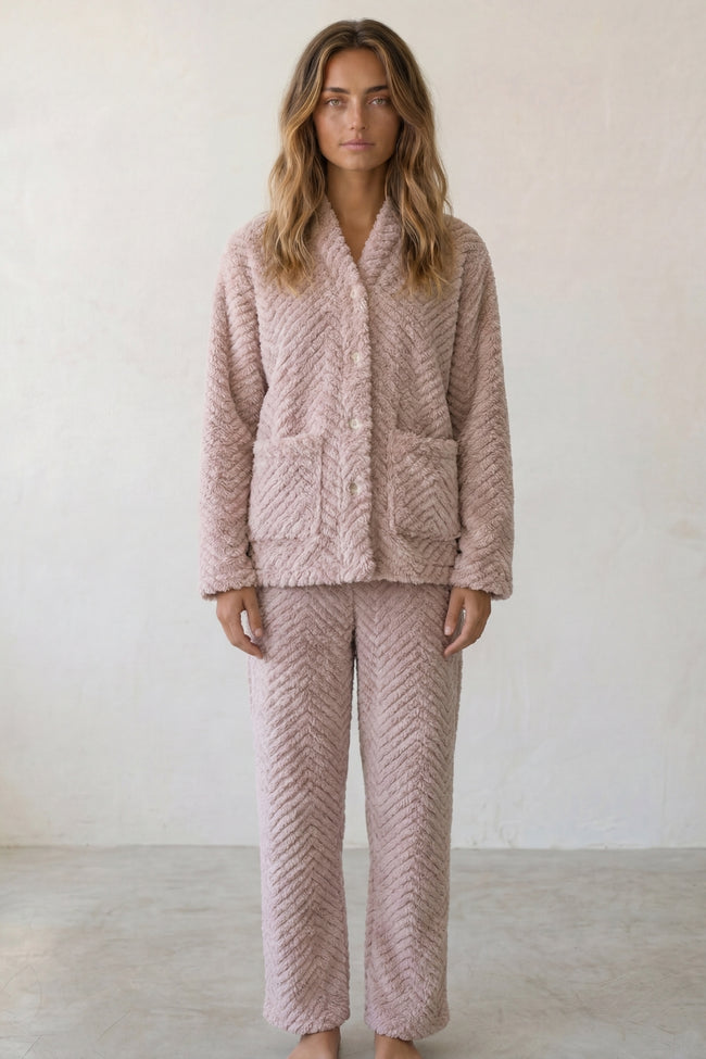 Pyjama pilou pilou cosy femme mauve, veste boutonnée gaufrée col chemise et pantalon assorti, vue de face