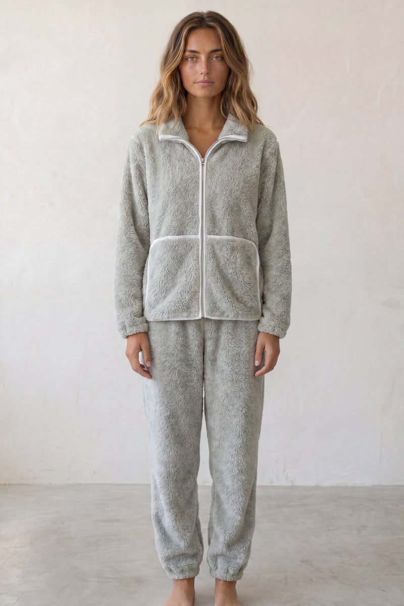 Pyjama pilou pilou gris femme, veste zippée col chemise liseré blanc et pantalon assorti, vue de face