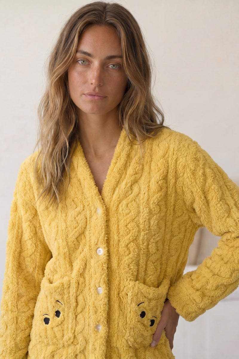 Pyjama pilou pilou moelleux femme jaune, veste gaufrée boutonnée col châle à ourson brodé et pantalon assorti, vue de face