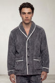 Pyjama pilou pilou homme gris gaufré, veste boutonnée col châle liseré blanc et pantalon assorti, vue de face