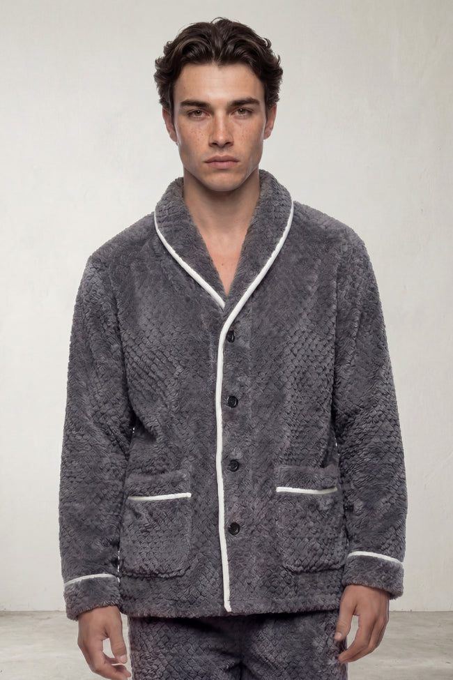 Pyjama pilou pilou homme gris gaufré, veste boutonnée col châle liseré blanc et pantalon assorti, vue de face