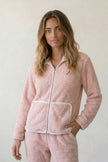 Pyjama pilou pilou rose femme, veste zippée col chemise liseré blanc et pantalon assorti, vue de face