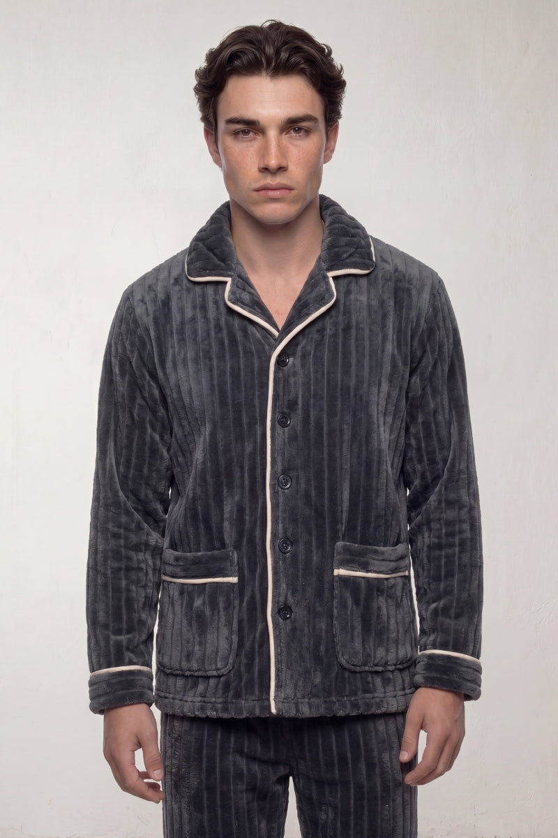Pyjama polaire anthracite homme côtelé, veste boutonnée col chemise liseré et pantalon assorti, vue de face