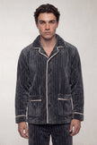 Pyjama polaire anthracite homme côtelé, veste boutonnée col chemise liseré et pantalon assorti, vue de face