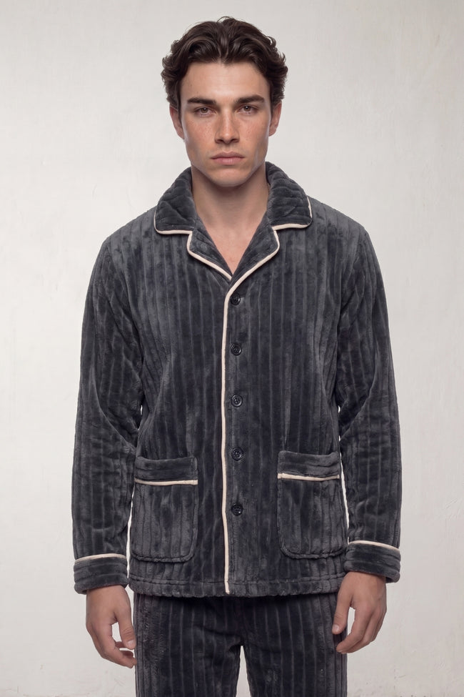 Pyjama polaire anthracite homme côtelé, veste boutonnée col chemise liseré et pantalon assorti, vue de face