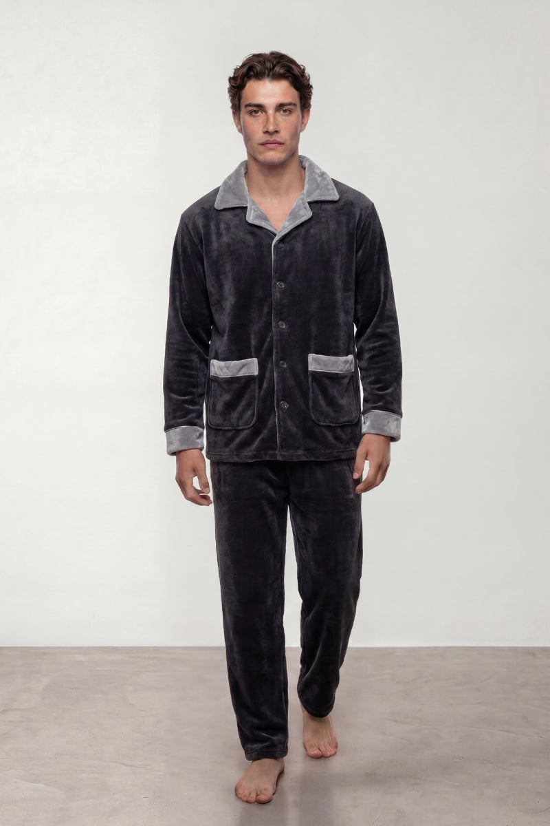 Pyjama polaire bicolore homme gris anthracite, veste boutonnée col chemise liseré clair et pantalon assorti, vue de face