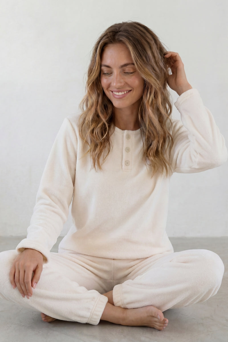 Pyjama polaire blanc femme, haut col tunisien boutonné et pantalon assorti, vue de face