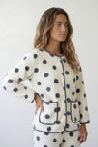 Pyjama polaire blanc à pois marine femme, veste boutonnée col chemise et pantalon assorti, vue de face