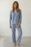Pyjama polaire bleu femme, veste boutonnée col chemise liseré blanc et pantalon assorti, vue de face