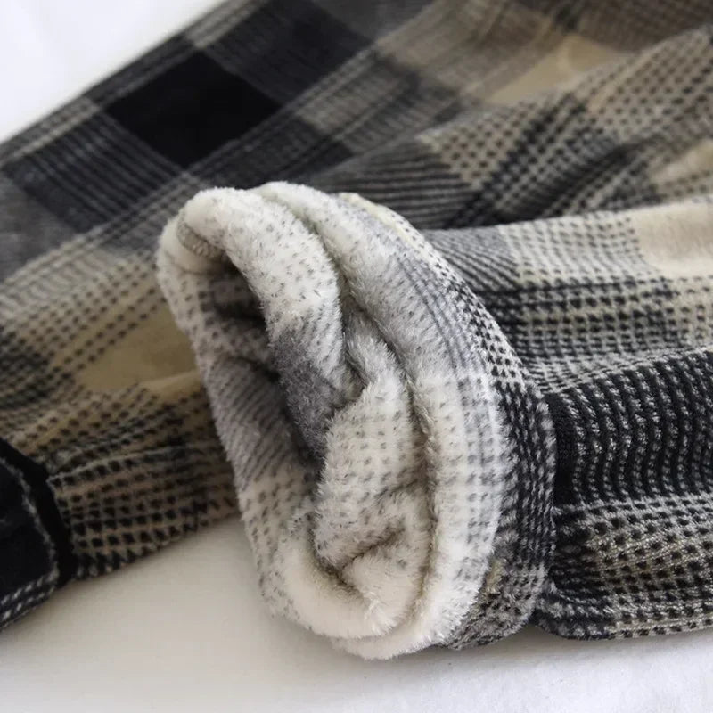 Pyjama polaire carreaux homme, détail de la matière et de la doublure douce