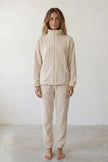 Pyjama polaire chaud femme beige, veste zippée à col montant et pantalon assorti, vue de face
