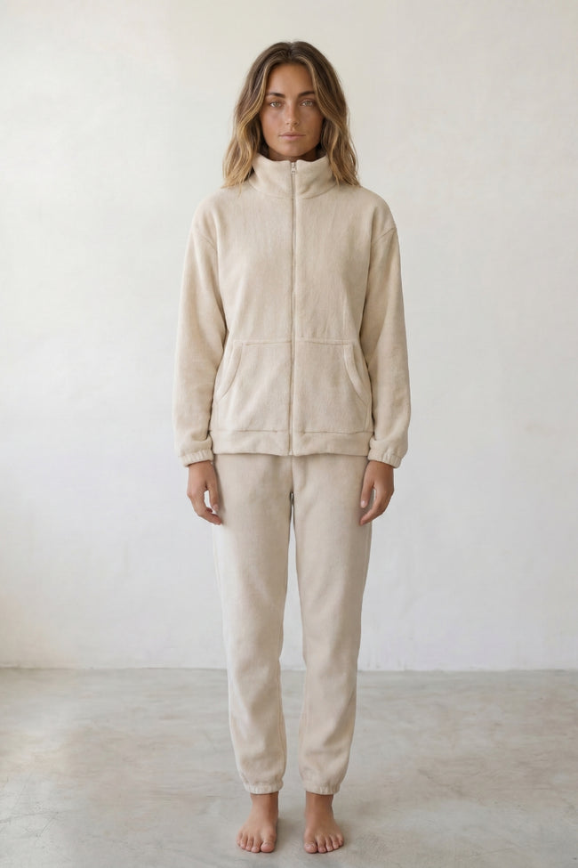 Pyjama polaire chaud femme beige, veste zippée à col montant et pantalon assorti, vue de face