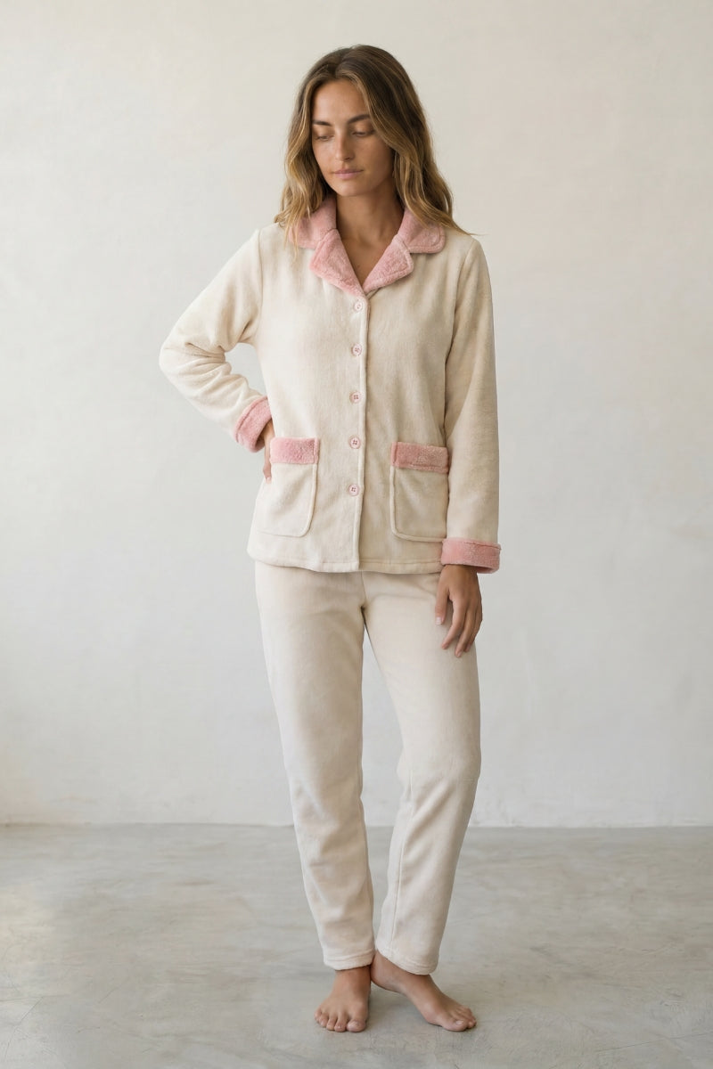 Pyjama polaire cocooning femme crème, veste boutonnée col chemise liseré rose et pantalon assorti, vue de face