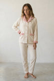 Pyjama polaire cocooning femme crème, veste boutonnée col chemise liseré rose et pantalon assorti, vue de face