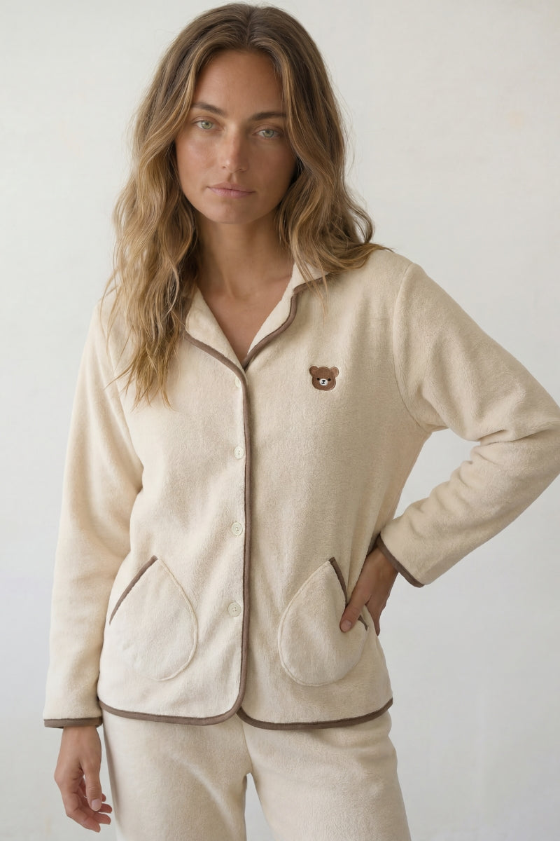 Pyjama polaire écru femme, veste zippée col chemise liseré marron à ourson brodé et pantalon assorti, vue de face