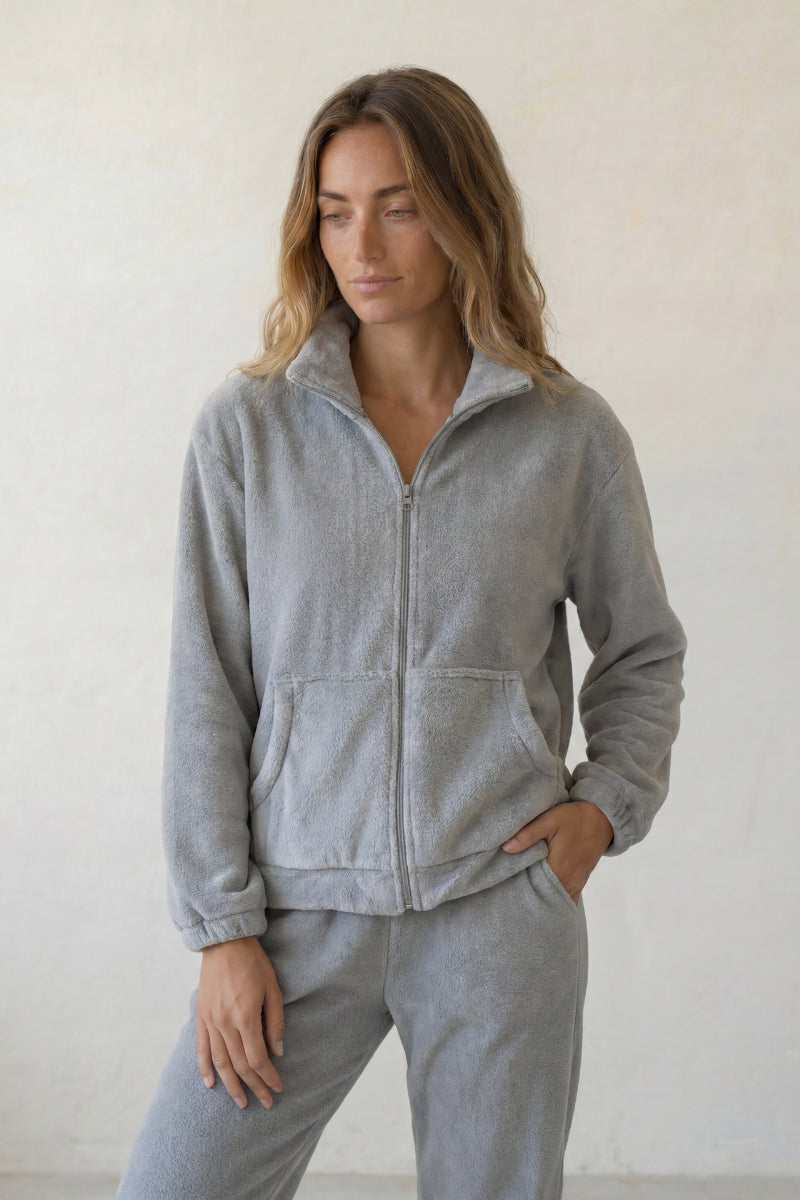 Pyjama polaire gris bleu femme, veste zippée à col montant et pantalon assorti, vue de face