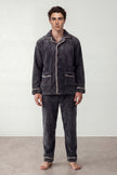 Pyjama polaire gris homme, veste boutonnée col chemise liseré et pantalon assorti, vue de face