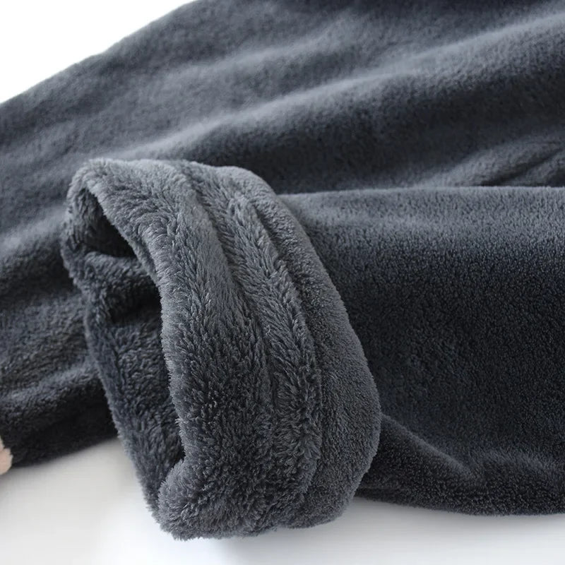 Pyjama polaire gris homme, détail de la matière et de la doublure