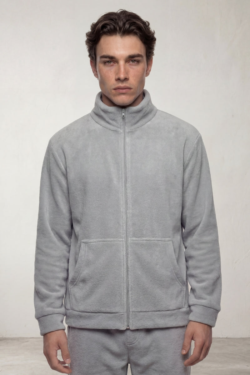 Pyjama polaire gris souris homme, veste zippée à col montant poches kangourou et pantalon assorti, vue de face