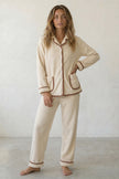 Pyjama polaire hiver femme écru, veste boutonnée col chemise liseré marron et pantalon assorti, vue de face
