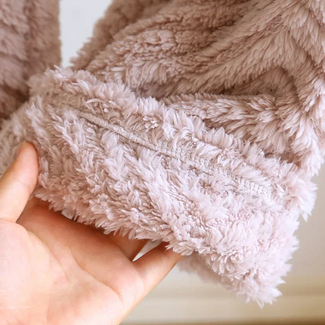 Pyjama polaire lilas femme, détail de la matière texturée