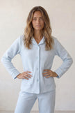 Pyjama polaire matelassé femme bleu ciel, veste boutonnée capitonnée col chemise et pantalon assorti, vue de face