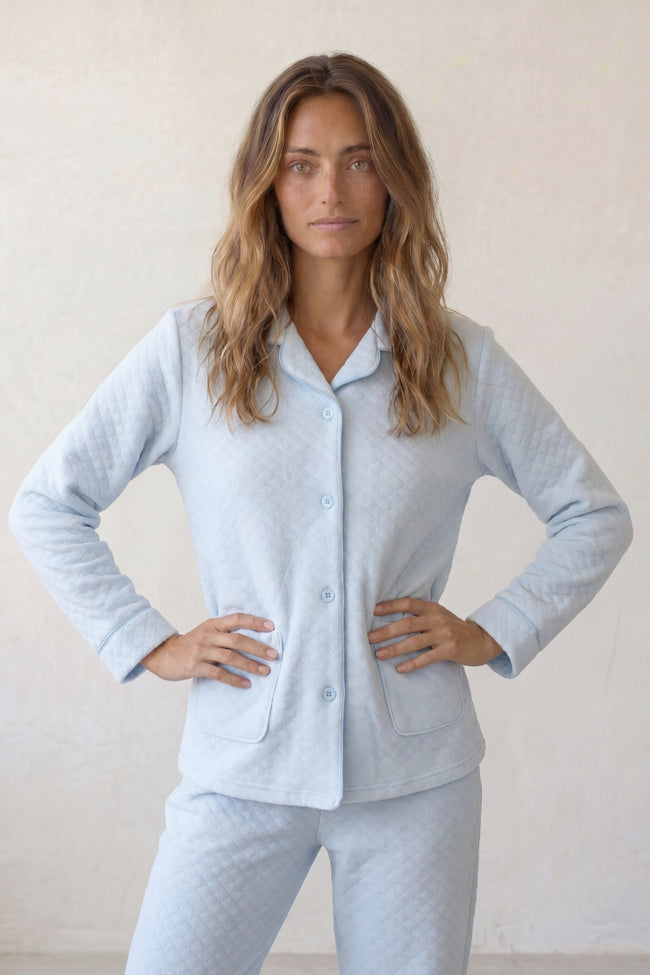 Pyjama polaire matelassé femme bleu ciel, veste boutonnée capitonnée col chemise et pantalon assorti, vue de face