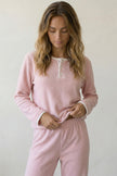 Pyjama polaire rose femme, haut col tunisien boutonné et pantalon assorti, vue de face