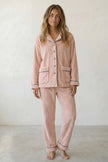 Pyjama polaire saumon femme côtelé, veste boutonnée col chemise et pantalon assorti, vue de face